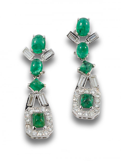 PENDIENTES LARGOS DE DIAMANTES Y ESMERALDAS, EN ORO BLANCO