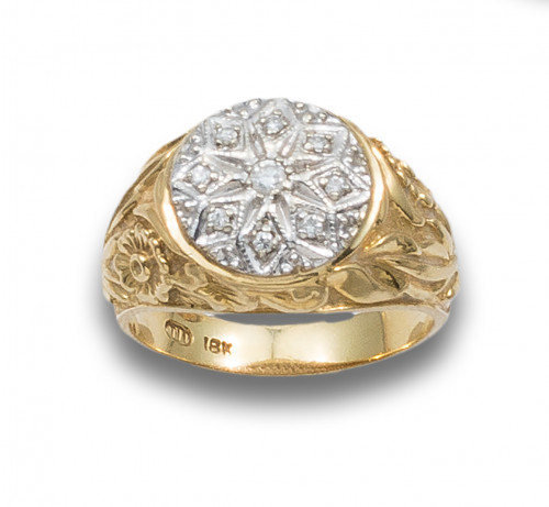 SORTIJA ESTILO ANTIGUO, DE DIAMANTES Y ORO 