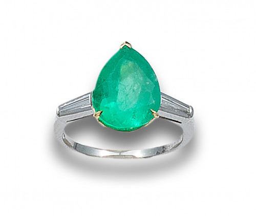 SORTIJA DE ESMERALDA COLOMBIANA PERA DE 3.41 CT. Y DIAMANTE