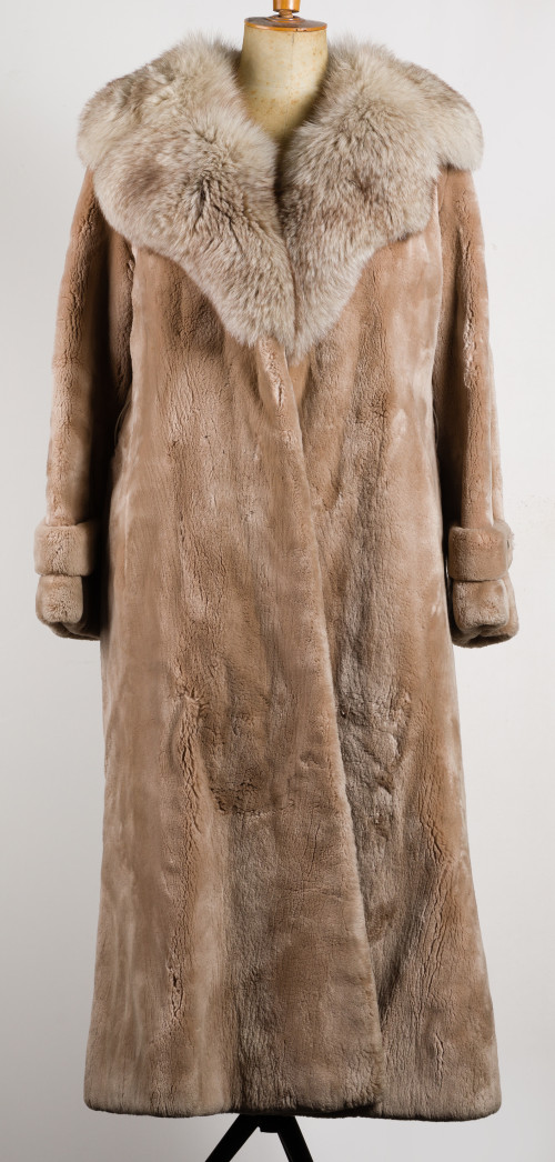 Abrigo de castor rasado y cuello en piel de zorro
