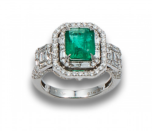 SORTIJA, ESTILO ART DECO, DE ESMERALDA, DIAMANTES Y ORO BLA