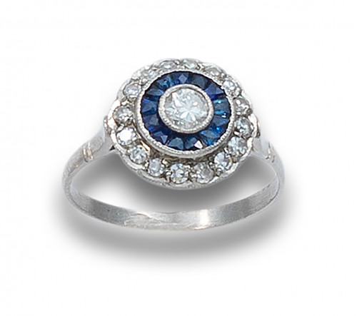 SORTIJA OJO DE PERDIZ EN PLATINO, DIAMANTES Y ZAFIROS