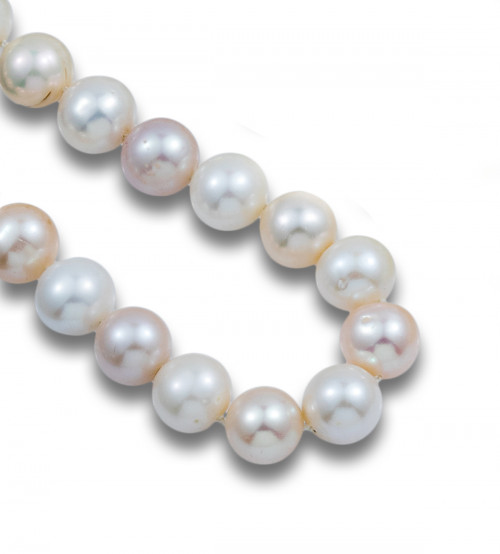 COLLAR DE PERLAS CULTIVADAS CON BROCHE DE ORO BLANCO GALLON