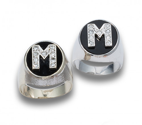 LOTE DE DOS SELLOS DE ORO BLANCO, ÓNIX Y DIAMANTES