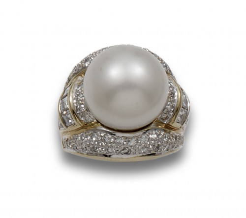 GRAN SORTIJA DE PERLA AUSTRALIANA, DIAMANTES Y ORO
