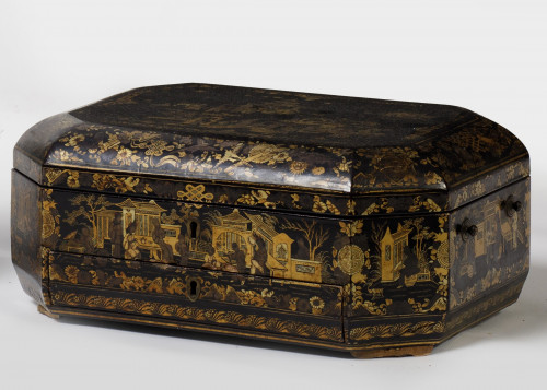 Caja de laca china con decoración dorada, Cantón, S. XIX