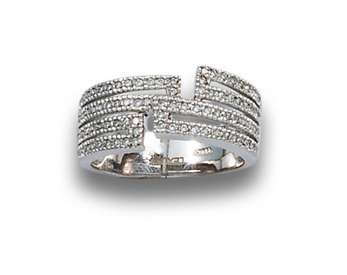 SORTIJA DE HILERAS CALADAS DE DIAMANTES, EN ORO BLANCO