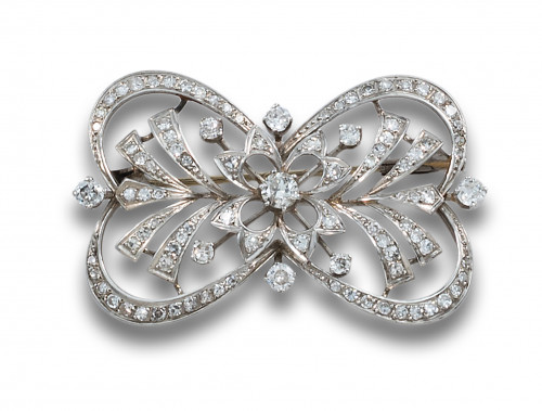 BROCHE LAZO DE DIAMANTES, EN ORO BLANCO