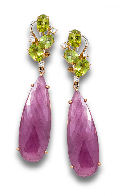 PENDIENTES LARGOS DE RUBÍES, PERIDOTOS Y DIAMANTES, EN ORO