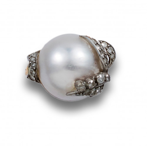 SORTIJA, AÑOS 60, DE PERLA MABÉ, DIAMANTES Y ORO