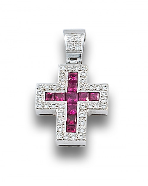 COLGANTE CRUZ DE DIAMANTES Y RUBÍES, EN ORO BLANCO