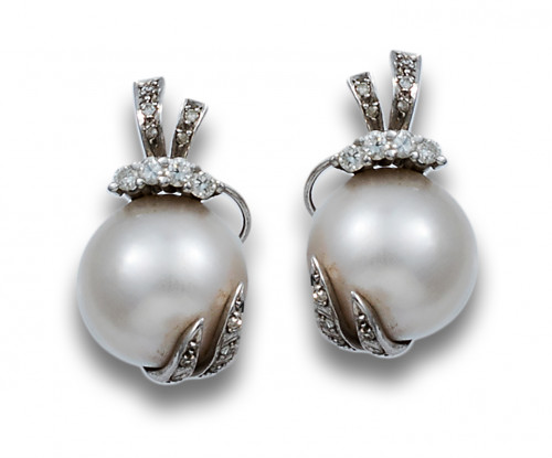 PENDIENTES, AÑOS 60, DE PERLAS MABÉ, DIAMANTES Y PLATINO