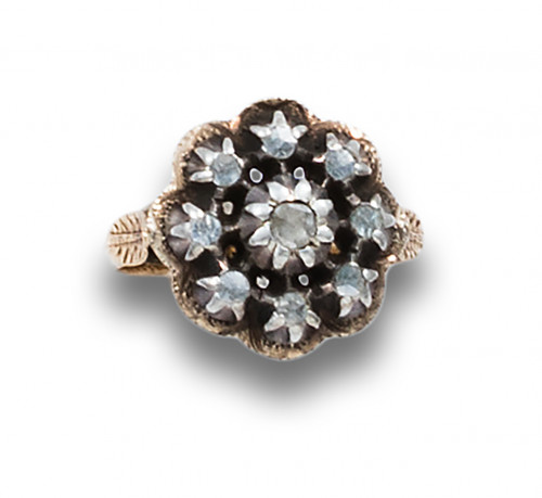 SORTIJA FLOR ANTUGUA DE DIAMANTES, ORO Y VISTAS EN PLATA