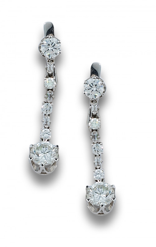 PENDIENTES LARGOS COLGANTES DE DIAMANTES Y ORO BLANCO 