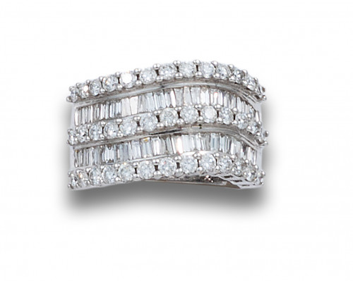 ANCHA SORTIJA DE ORO BLANCO CON BANDAS DE DIAMANTES TALLA B