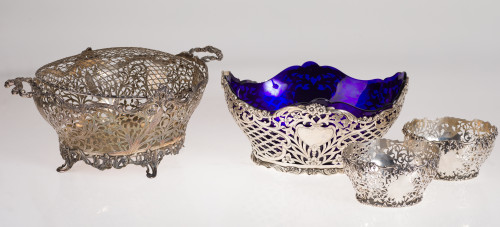 Centro de plata y cristal azul siguiendo modelos ingleses, 