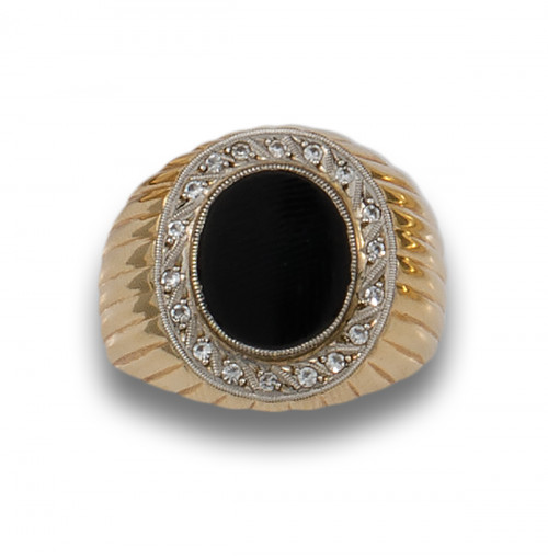 SORTIJA DE CABALLERO DE ORO, ÓNIX Y CIRCONITAS