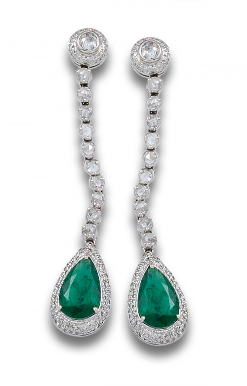 PENDIENTES LARGOS COLGANTES DE DIAMANTES, ESMERALDAS Y ORO 
