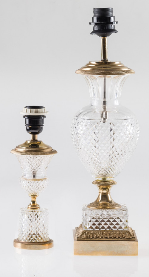 Dos lámparas de mesa de cristal tallado y metal dorado, S.XX