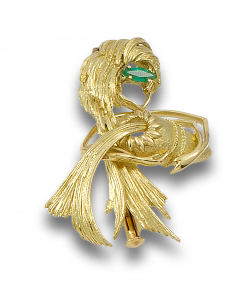 BROCHE, AÑOS 70, DE ORO AMARILLO CON DETALLE DE ESMERALDA