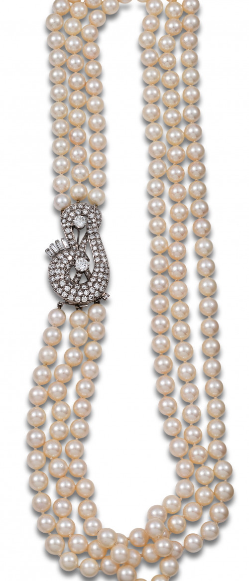 COLLAR DE TRES HILOS DE PERLAS CULTIVADAS Y BROCHE DE ORO B