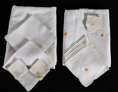 Mantel de hilo blanco con decoración bordada de margaritas