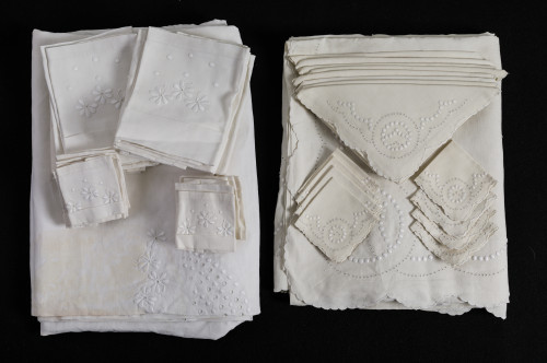 Mantel de hilo crudo con decoración calada y bordado de bod