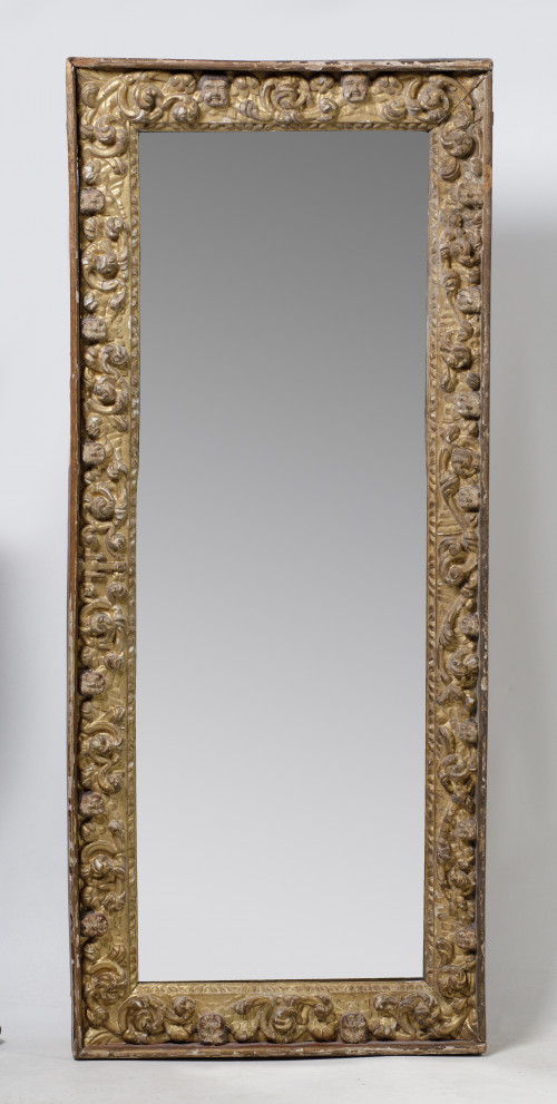 Marco de madera tallada, dorada y parcialmente policromada,