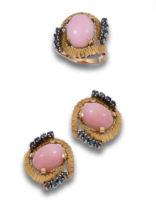 LOTE DE SORTIJA Y PENDIENTES DE ORO, ZAFIROS Y CALCEDONIAS