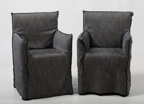 Pareja de sillas modelo "Ghost", diseño de Paola Navone par