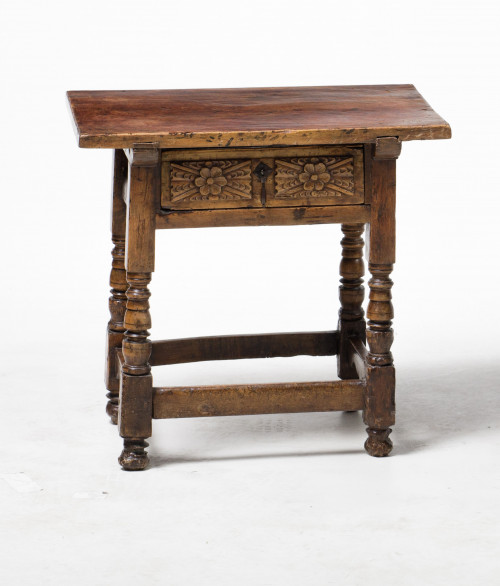 Mesita tocinera de nogal , España, S. XVIII