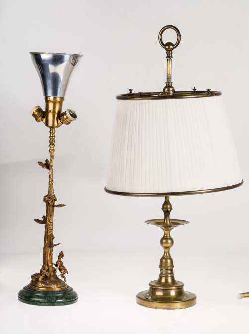 Lámpara de sobremesa de dos luces en bronce dorado, S. XX