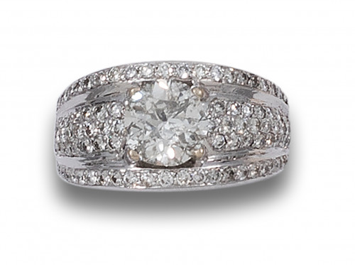 SORTIJA CON CENTRO DE DIAMANTE ESTIMADO EN2.65 CT. EN ORO B