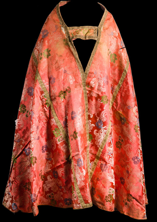 Capa pluvial y ornamentos litúrgicos.