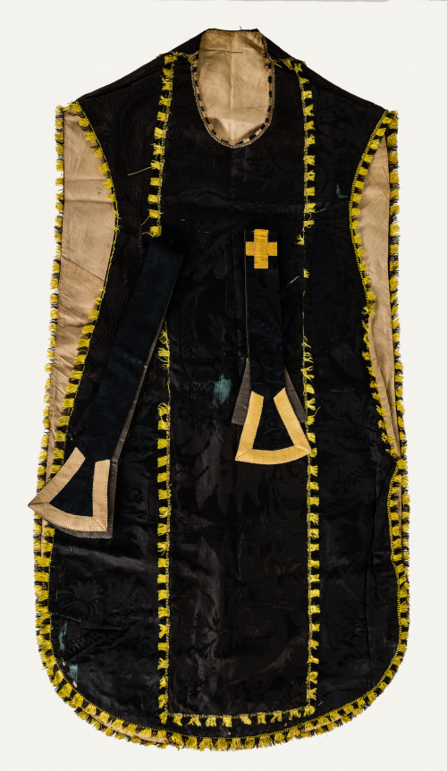 Casulla y ornamentos litúrgicos.