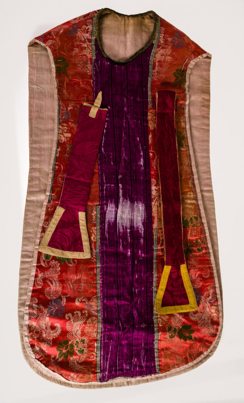 Casulla y ornamentos litúrgicos.