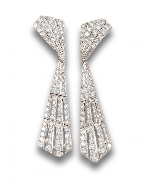 PENDIENTES LARGOS, ESTILO ART DECO, DE DIAMANTES Y PLATINO