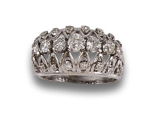 SORTIJA BOMBÉ, ESTILO ANTIGUO, DE DIAMANTES Y ORO BLANCO