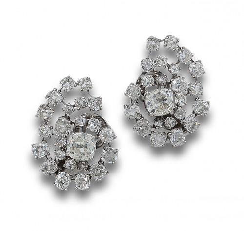 PENDIENTES DE ORO BLANCO Y DIAMANTES CON UN PESO ESTIMADO D