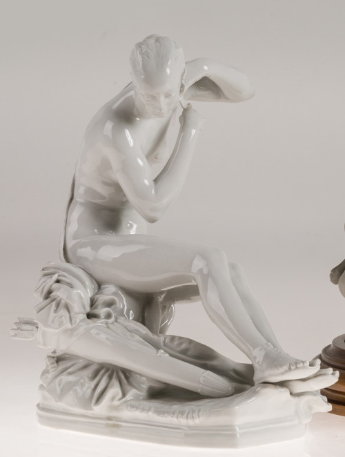"Diana", figura en porcelana blanca esmaltada, Meissen, Ale