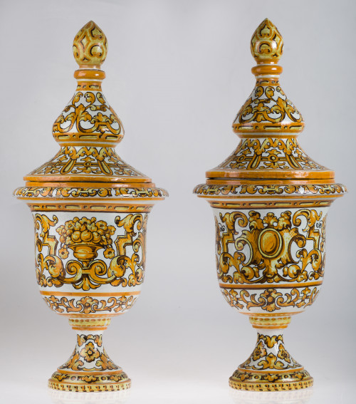 Pareja de copas de cerámica esmaltada