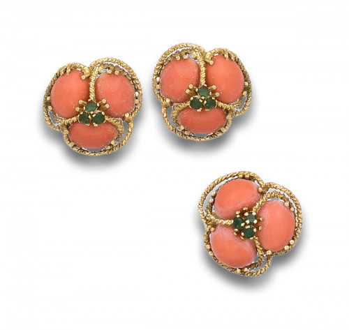 CONJUNTO DE SORTIJA Y PENDIENTES DE ORO, CORAL Y ESMERALDA