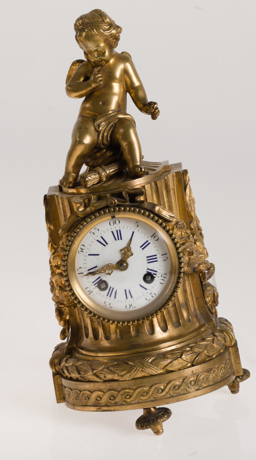 Reloj de bronce de estilo Luis XVI con putti sobre columna