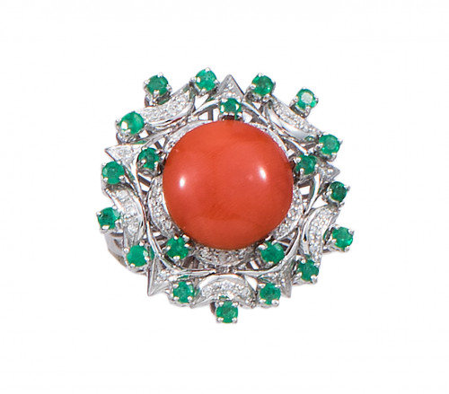 SORTIJA FLOR DE CORAL, ESMERALDAS Y DIAMANTES, EN ORO BLANCO