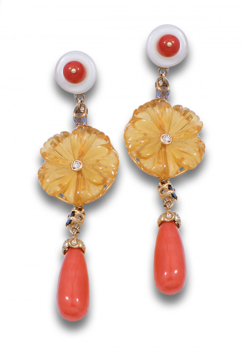 PENDIENTES LARGOS DE CORAL, DIAMANTES, ZAFIROS Y GEMAS, EN 