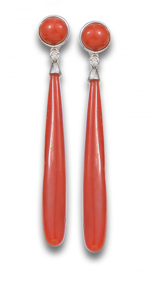 PENDIENTES LARGOS DE CORAL, DIAMANTES Y ORO BLANCO