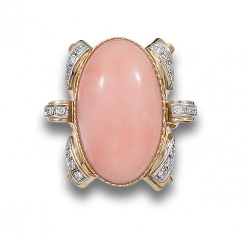 SORTIJA CABUJÓN DE CORAL PIEL DE ÁNGEL, DIAMANTES Y ORO