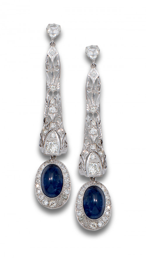 PENDIENTES LARGOS ESTILO ANTIGUO DE DIAMANTES ZAFIROS Y ORO BLANCO