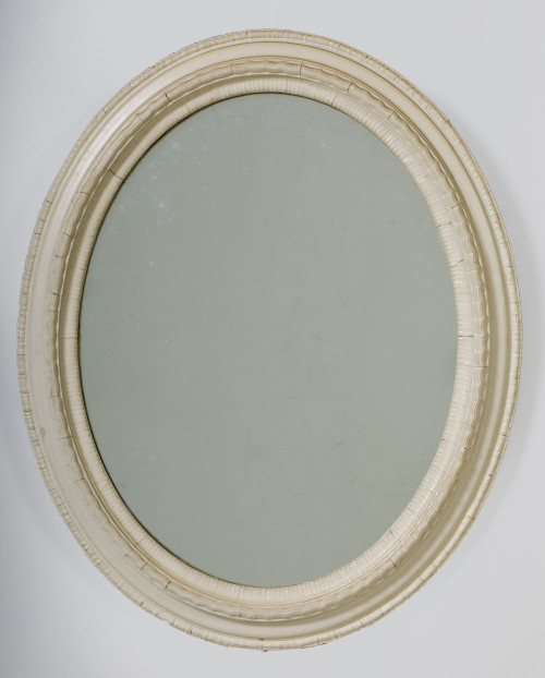 Espejo ovalado con marco policromado en color crema, S. XX