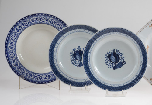 Lote de tres platos de porcelana esmaltada y vidriada, S. XX